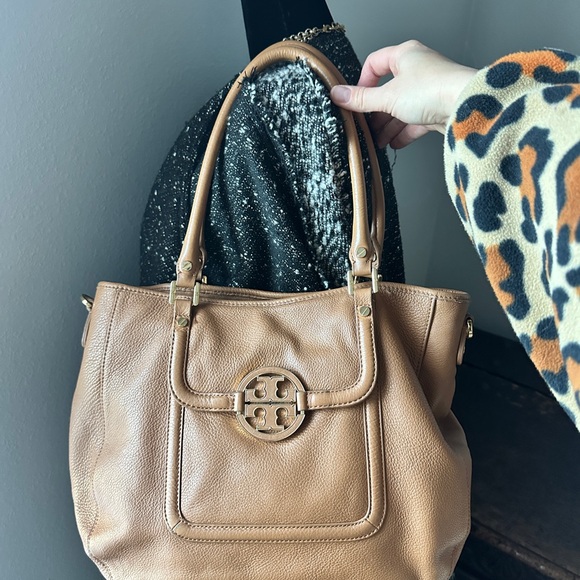 Tory Burch Amanda Hobo Bag Caramel Leather - Picture 17 of 17